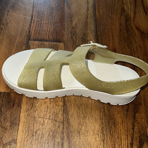 Sandles - Picture 3 of 5